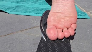 Sunbathing on balcony (feet soles angle only)