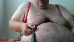 rote Büstenhebe und Gewichte