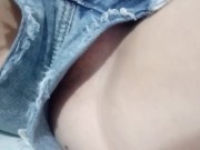 estudiante deja ver todo debajo del short