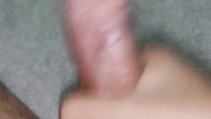 Disfruto de mi enorme verga de 19cm