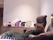 ピンク色のパンティを足に引っ掛けながらの２回連続イキを真上アングルから激写 〜女子大生のリアルな喘ぎ声と色白美肌の鳥肌を堪能する着衣セックス〜 - Screenshot 4 of 16 - Age Gap