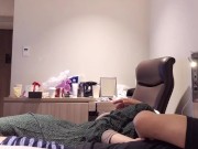 ピンク色のパンティを足に引っ掛けながらの２回連続イキを真上アングルから激写 〜女子大生のリアルな喘ぎ声と色白美肌の鳥肌を堪能する着衣セックス〜 - Screenshot 5 of 16 - Japanese