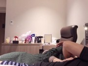 ピンク色のパンティを足に引っ掛けながらの２回連続イキを真上アングルから激写 〜女子大生のリアルな喘ぎ声と色白美肌の鳥肌を堪能する着衣セックス〜