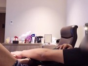 ピンク色のパンティを足に引っ掛けながらの２回連続イキを真上アングルから激写 〜女子大生のリアルな喘ぎ声と色白美肌の鳥肌を堪能する着衣セックス〜 - Screenshot 8 of 16 - Pov