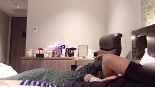 ピンク色のパンティを足に引っ掛けながらの２回連続イキを真上アングルから激写 〜女子大生のリアルな喘ぎ声と色白美肌の鳥肌を堪能する着衣セックス〜