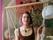 Ersties - Flora gibt Veronica in diesem JOI-Video lustvolle Orgasmus-Anweisungen 8/16