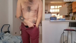 Twink in sospensorio prova i jeans valutando il grasso mentre si tocca il cazzo