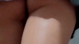 Empregadinha desfilando de mini saia