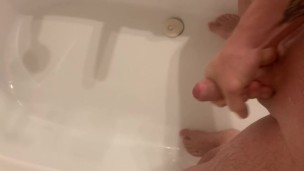 Quick cumshot in the bath