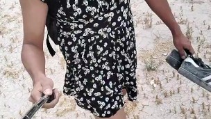 linda ladyboy en minivestido y sandalias camina en publico muy caliente