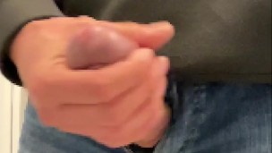 【毎日射精する3児の父】家族が寝ている早朝　寒いから着衣オナニー