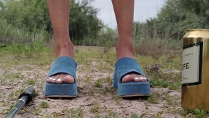 sexy ladyboy camina en publico con minifalda y sandalias muy caliente