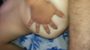 Primer anal le duele pero le encanta