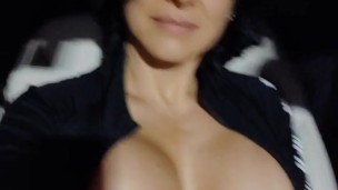 Enseñando las tetas en el carro