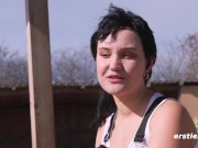 Ersties - Hannah M sucht sich ein Plätzchen im Heu auf dem Reiterhof, um zu masturbieren 11/16