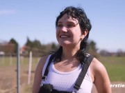 Ersties - Hannah M sucht sich ein Plätzchen im Heu auf dem Reiterhof, um zu masturbieren 14/16