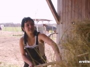 Ersties - Hannah M sucht sich ein Plätzchen im Heu auf dem Reiterhof, um zu masturbieren 2/16