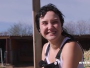 Ersties - Hannah M sucht sich ein Plätzchen im Heu auf dem Reiterhof, um zu masturbieren 4/16