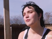 Ersties - Hannah M sucht sich ein Plätzchen im Heu auf dem Reiterhof, um zu masturbieren 7/16