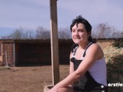 Ersties - Hannah M sucht sich ein Plätzchen im Heu auf dem Reiterhof, um zu masturbieren 9/16