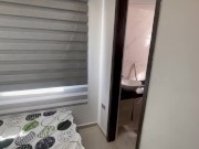 Me cojo duro a mi pequeña hermanastra mientras habla por llamada con su novio. Me corro en su boca. 1/16