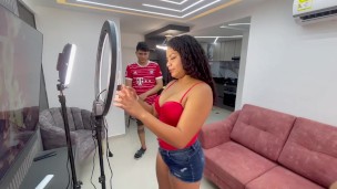 Ayudo a mi linda hermanastra con sus redes sociales y terminamos follando duro hasta venirme adentro