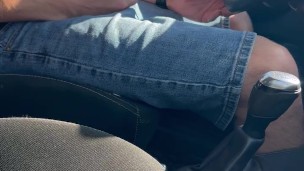 Je fait grandir ma grosse bite au volant pendant que des voitures me doublent sur l’autoroute