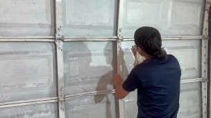 IBA A RENUNCIAR Y ME SUBIERON EL SUELDO POR UNA RICA FOLLADA A SU APRETADO COÑO HASTA DARLE MI LECHE