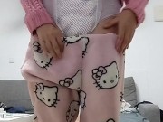 Süßes Drynites Mädchen zieht ihre drynites Windel für Daddy an 13/16