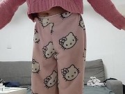 Süßes Drynites Mädchen zieht ihre drynites Windel für Daddy an 14/16