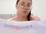 Süßes Drynites Mädchen zieht ihre drynites Windel für Daddy an 5/16