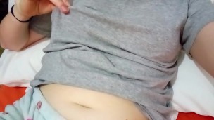 se soba fuerte su pequeño clitoris