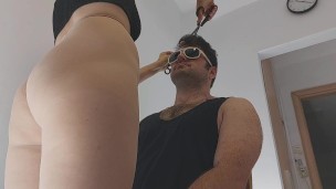 Latina avec un gros cul rase un homme. MILF chatte poilue, gros cul