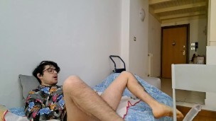 cazzo italiano masturba con i piedi il giocattolo erotico trovato in casa