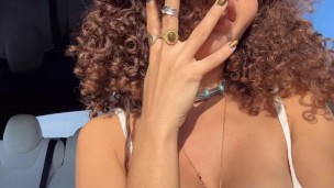 MASTURBAZIONE IN MACCHINA E PISSING IN AUTOSTRADA PRIMA DI ANDARE AD UN CONCERTO