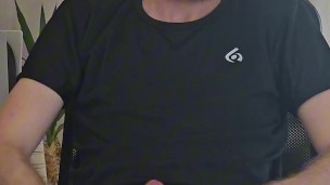 Macho tirando o leite no short do treino