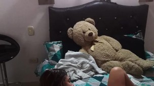 I finger my girlfriend until she cums