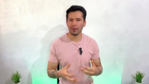 Joven dotado de 20cm pone a su compañero del trabajo a darle sexo oral por primera vez en su vida