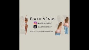 Espanhola com seios naturais