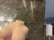 Me follo una muñeca pequeña con mi enorme penne y me vengo más que nunca