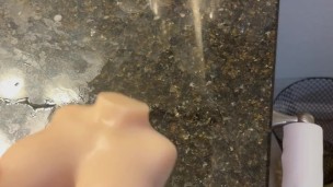 Me follo una muñeca pequeña con mi enorme penne y me vengo más que nunca