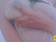 حصلت خو صاحبتي كيظل عليا من ثقبة الباب و انا عريانة كنلعب ف بزازلي شعلتو - Screenshot 12 of 16 - Lesbian Sex