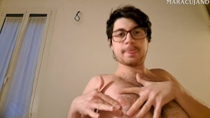 gusta i miei duri capezzoli mentre spalmo lo yogurt italiano e ti faccio una spagnola