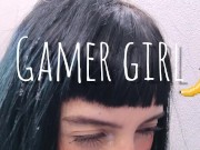 Squirt de uma garota gamer vendo uma deliciosa banana