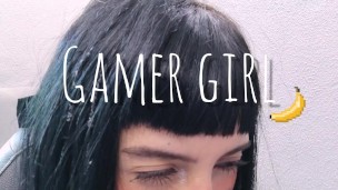 Squirt de uma garota gamer vendo uma deliciosa banana
