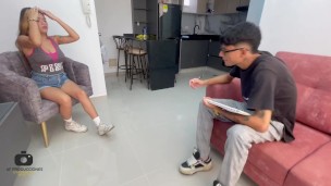 Mi hermanastra me ayuda con mis clases de dibujo y termino corriéndome en su culo.