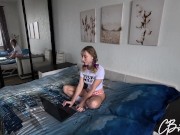 Отчим был в шоке, когда вернулся домой, застукав падчерицу за этим... 1/16