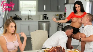 SwapMom Jamie Michelle to Kyler Quinn, "Get over here, I got Some Breast Meat for you too!" - S4:E2 - Video Porno Gratuite HD | X-Casting