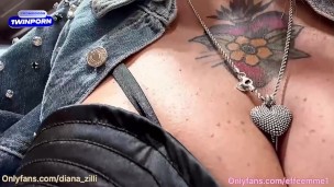 due amiche scoperte a rubare corrompono le guardie con un pompino nel parco e una scopata a 4 a casa