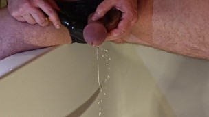 🔴🔴🔴 Man with big dick shares all his fluids in the bath. Precum, piss, cum